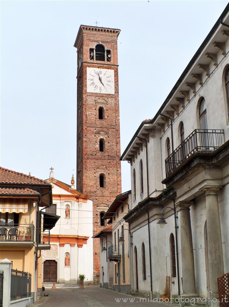 Lenta (Vercelli) - Scorcio con la Chiesa parrocchiale di San Pietro e il suo campanile